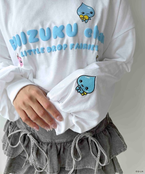 AS KNOW AS plus(アズノゥアズプラス)の「☆アクリルキーホルダー付き しずくちゃん 袖刺繍ロンT 【しずくちゃん】(Tシャツ/カットソー・レディース・スミクロ/オフホワイト/サックスブルー・FREE)」の13枚目の写真