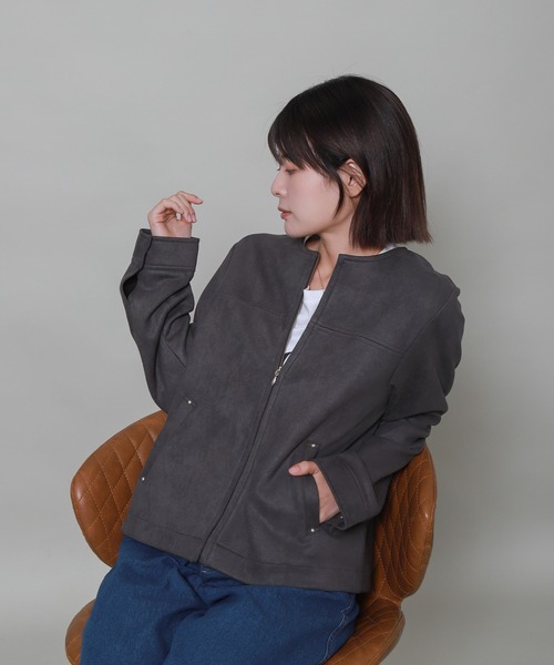 libelle more(リベル モア)の「フェイクスエードノーカラーショートブルゾン(ノーカラージャケット・レディース・チャコールグレー/グレー/アイボリー/スモークピンク・L/M)」の5枚目の写真