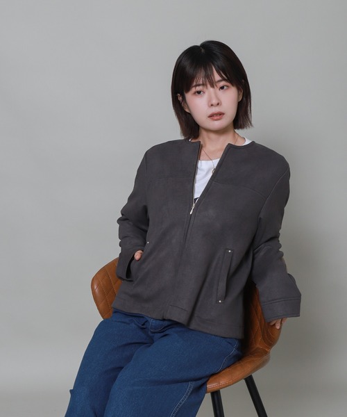 libelle more(リベル モア)の「フェイクスエードノーカラーショートブルゾン(ノーカラージャケット・レディース・チャコールグレー/グレー/アイボリー/スモークピンク・L/M)」の6枚目の写真