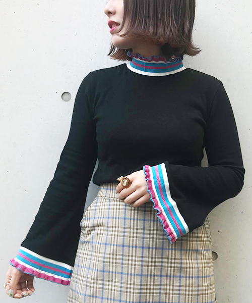 apres jour(アプレジュール)の「マルチカラーネックフリルトップス【ZOZOTOWN限定アイテム】(Tシャツ/カットソー・レディース・ブラック/オフホワイト・フリー)」の2枚目の写真