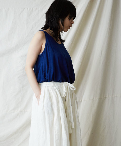 IKKUNA（イクナ）の「flared tank-top（Tシャツ/カットソー・レディース・ホワイト/チャコールグレー/ナチュラル/コバルトブルー/コーラルピンク・1）」の4枚目の写真