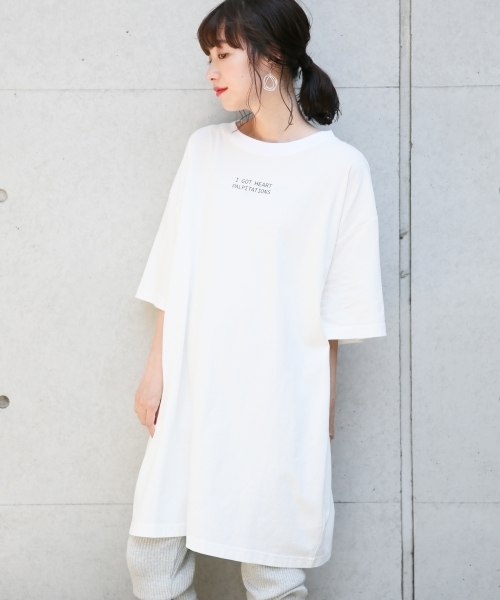 LOWRYS FARM（ローリーズファーム）の「ロゴプリントチュニック　808506（Tシャツ/カットソー・レディース・チャコールグレー/ベージュ/オフホワイト/ボルドー・FREE）」の2枚目の写真