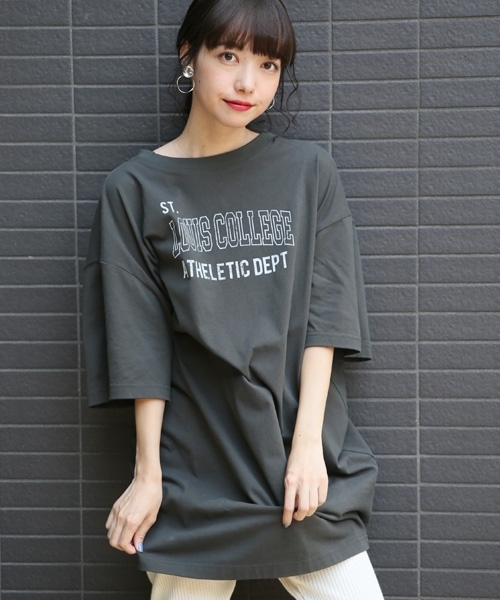 LOWRYS FARM（ローリーズファーム）の「ロゴプリントチュニック　808506（Tシャツ/カットソー・レディース・チャコールグレー/ベージュ/オフホワイト/ボルドー・FREE）」の3枚目の写真