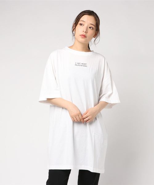 LOWRYS FARM（ローリーズファーム）の「ロゴプリントチュニック　808506（Tシャツ/カットソー・レディース・チャコールグレー/ベージュ/オフホワイト/ボルドー・FREE）」の7枚目の写真