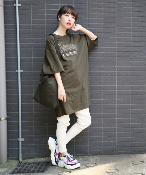 LOWRYS FARM（ローリーズファーム）の「ロゴプリントチュニック　808506（Tシャツ/カットソー・レディース・チャコールグレー/ベージュ/オフホワイト/ボルドー・FREE）」の22枚目の写真