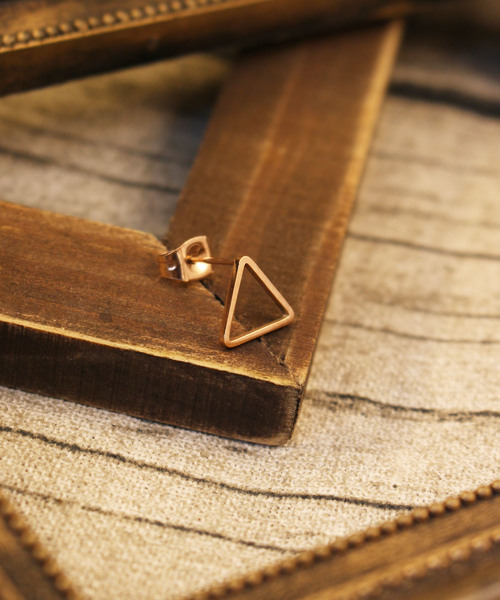 Vaya Con Dios（ヴァヤコンディオス）の「【VayaConDios/ヴァヤコンディオス】ステンレス製 トライアングルスタッド ピアス[片耳用]（ピアス（片耳用）・レディース・ゴールド/ピンクゴールド/ブラック/シルバー・FREE）」の4枚目の写真
