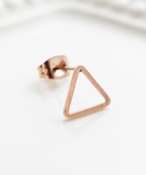 Vaya Con Dios（ヴァヤコンディオス）の「【VayaConDios/ヴァヤコンディオス】ステンレス製 トライアングルスタッド ピアス[片耳用]（ピアス（片耳用）・レディース・ゴールド/ピンクゴールド/ブラック/シルバー・FREE）」の5枚目の写真