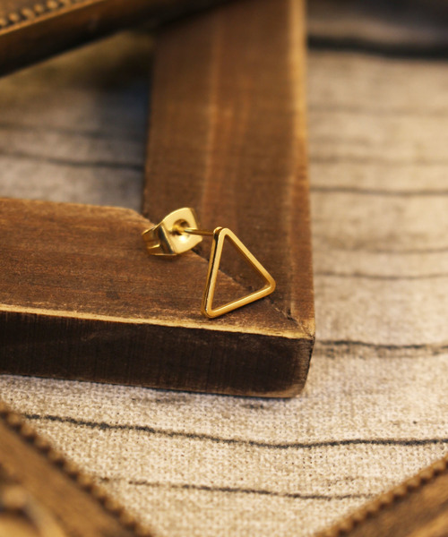 Vaya Con Dios（ヴァヤコンディオス）の「【VayaConDios/ヴァヤコンディオス】ステンレス製 トライアングルスタッド ピアス[片耳用]（ピアス（片耳用）・レディース・ゴールド/ピンクゴールド/ブラック/シルバー・FREE）」の8枚目の写真