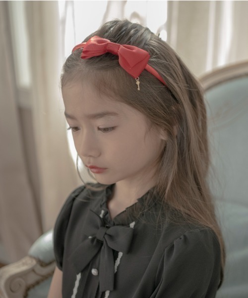 Catherine Cottage（キャサリンコテージ）の「キーチャーム付きリボンカチューシャ（カチューシャ・キッズ・レッド/ブラック/ネイビー/ブラウン/アイボリー/ピンク・FREE）」の6枚目の写真