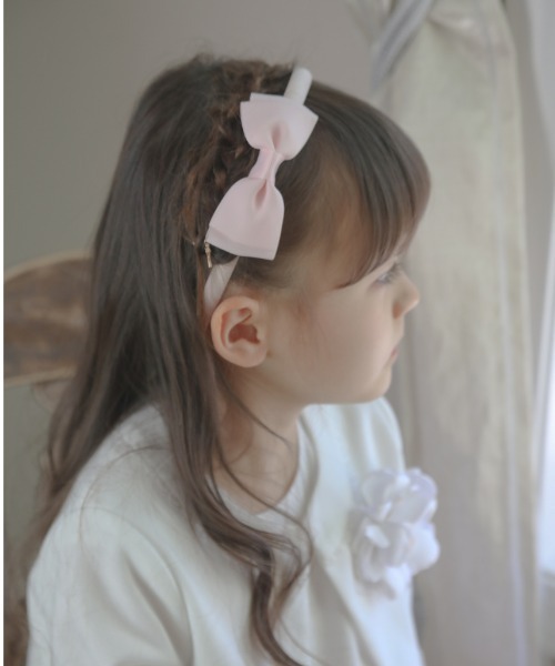 Catherine Cottage（キャサリンコテージ）の「キーチャーム付きリボンカチューシャ（カチューシャ・キッズ・レッド/ブラック/ネイビー/ブラウン/アイボリー/ピンク・FREE）」の5枚目の写真