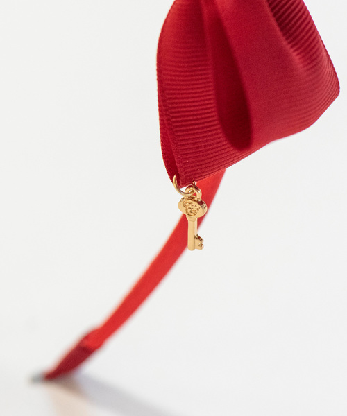 Catherine Cottage（キャサリンコテージ）の「キーチャーム付きリボンカチューシャ（カチューシャ・キッズ・レッド/ブラック/ネイビー/ブラウン/アイボリー/ピンク・FREE）」の9枚目の写真