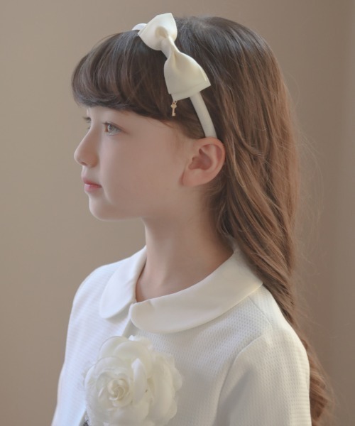 Catherine Cottage（キャサリンコテージ）の「キーチャーム付きリボンカチューシャ（カチューシャ・キッズ・レッド/ブラック/ネイビー/ブラウン/アイボリー/ピンク・FREE）」の14枚目の写真