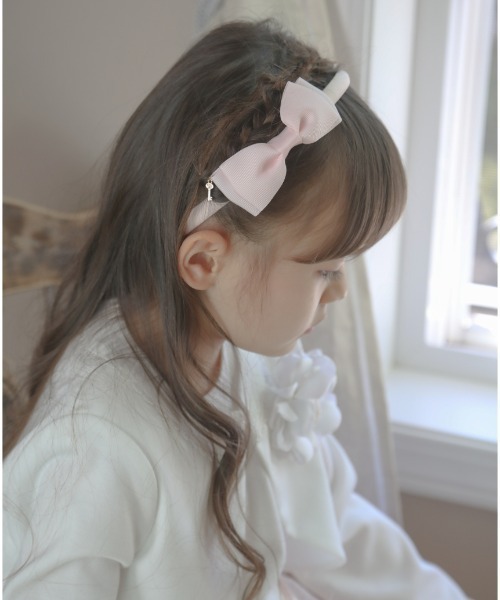 Catherine Cottage（キャサリンコテージ）の「キーチャーム付きリボンカチューシャ（カチューシャ・キッズ・レッド/ブラック/ネイビー/ブラウン/アイボリー/ピンク・FREE）」の15枚目の写真