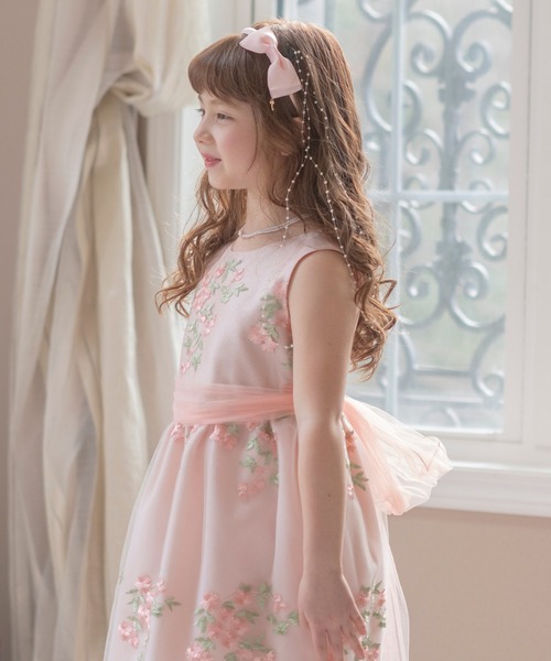 Catherine Cottage（キャサリンコテージ）の「キーチャーム付きリボンカチューシャ（カチューシャ・キッズ・レッド/ブラック/ネイビー/ブラウン/アイボリー/ピンク・FREE）」の7枚目の写真