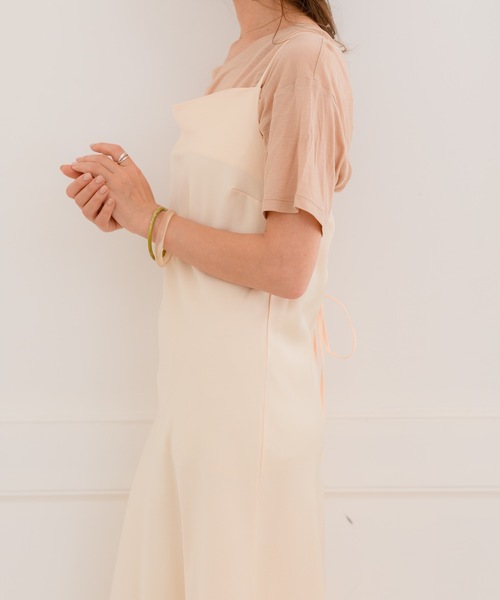 flowriri（フロウリリ）の「flowriri バックリボンサテンキャミワンピース（ワンピース・レディース・アイボリー/ベージュ・FREE）」の16枚目の写真