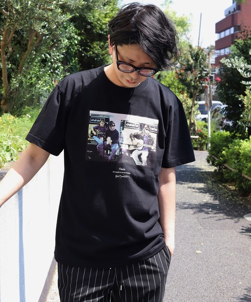 MEN'S BIGI（メンズビギ）の「【Kevin Cummins×MEN'S BIGI】OASISフォトグラフTシャツ（Tシャツ/カットソー・メンズ・ホワイト/ブラック・01/02/03）」の5枚目の写真