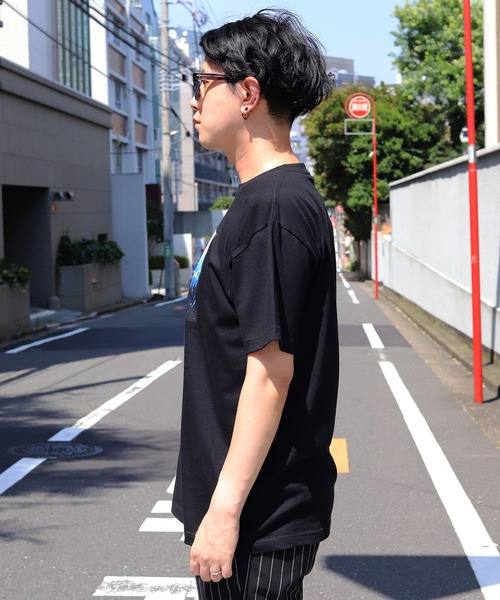 MEN'S BIGI（メンズビギ）の「【Kevin Cummins×MEN'S BIGI】OASISフォトグラフTシャツ（Tシャツ/カットソー・メンズ・ホワイト/ブラック・01/02/03）」の6枚目の写真