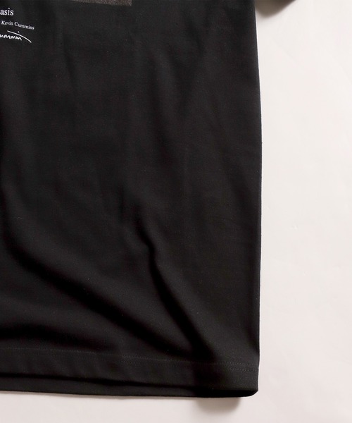 MEN'S BIGI（メンズビギ）の「【Kevin Cummins×MEN'S BIGI】OASISフォトグラフTシャツ（Tシャツ/カットソー・メンズ・ホワイト/ブラック・01/02/03）」の18枚目の写真