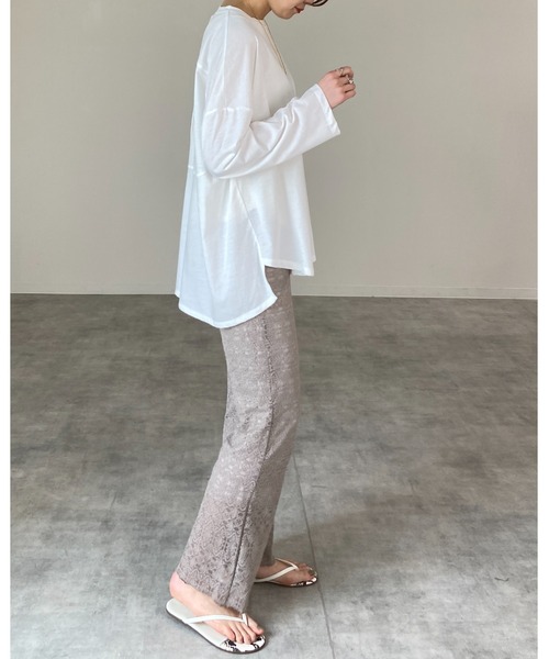 She's Closet（シーズクローゼット）の「バックスリット長袖ロングTシャツ（Tシャツ/カットソー・レディース・オフホワイト/ブラック・FREE）」の15枚目の写真