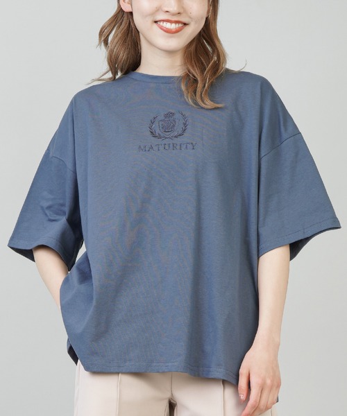 SPINNS（スピンズ）の「【ゆったりシルエット】古着風エンブレムデザイン 半袖Tシャツ（Tシャツ/カットソー・レディース・ブルー/グリーン/ベージュ/ボルドー・ONESIZE）」の3枚目の写真