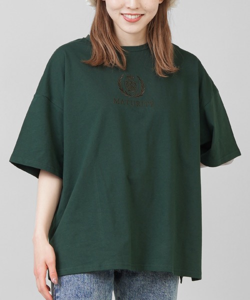 SPINNS（スピンズ）の「【ゆったりシルエット】古着風エンブレムデザイン 半袖Tシャツ（Tシャツ/カットソー・レディース・ブルー/グリーン/ベージュ/ボルドー・ONESIZE）」の2枚目の写真