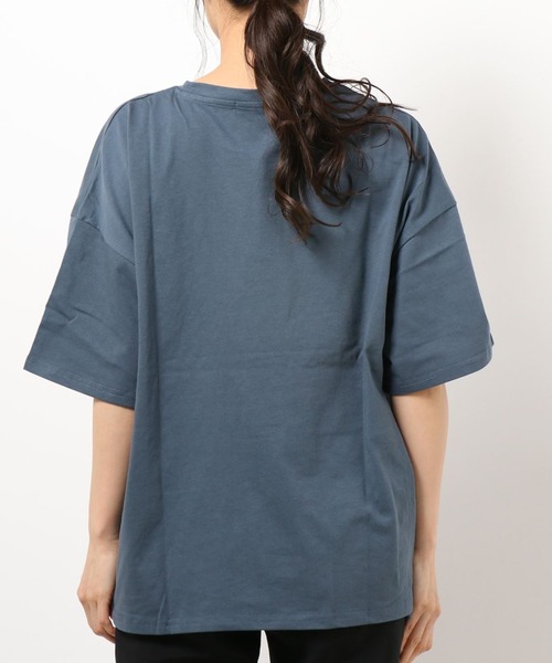 SPINNS（スピンズ）の「【ゆったりシルエット】古着風エンブレムデザイン 半袖Tシャツ（Tシャツ/カットソー・レディース・ブルー/グリーン/ベージュ/ボルドー・ONESIZE）」の6枚目の写真