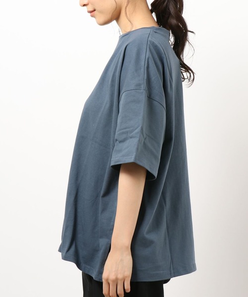 SPINNS（スピンズ）の「【ゆったりシルエット】古着風エンブレムデザイン 半袖Tシャツ（Tシャツ/カットソー・レディース・ブルー/グリーン/ベージュ/ボルドー・ONESIZE）」の5枚目の写真