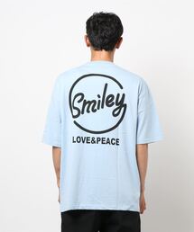 SMILEY FACE（スマイリーフェイス）の「スマイリーフェイス/SMILY FACE×SD ロゴプリント クルーネック半袖Tシャツ（Tシャツ/カットソー・メンズ）」