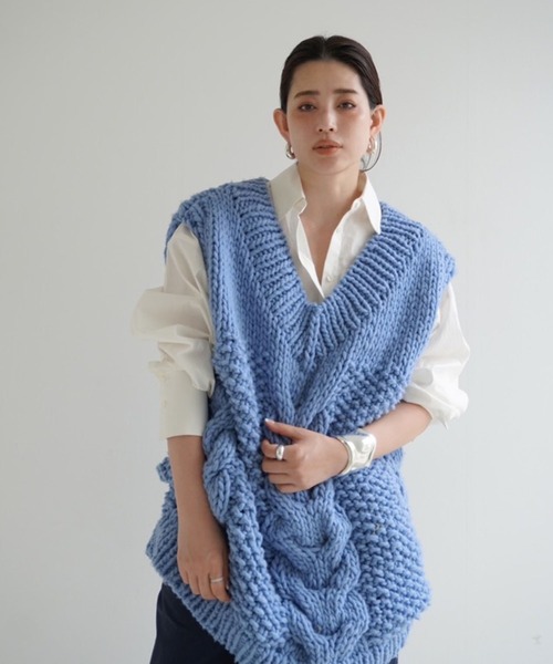 ETRE TOKYO（エトレトウキョウ）の「ハンドニットケーブルベスト（ニット/セーター・レディース・ブルー/ブラウン/オフホワイト・FREE）」の4枚目の写真
