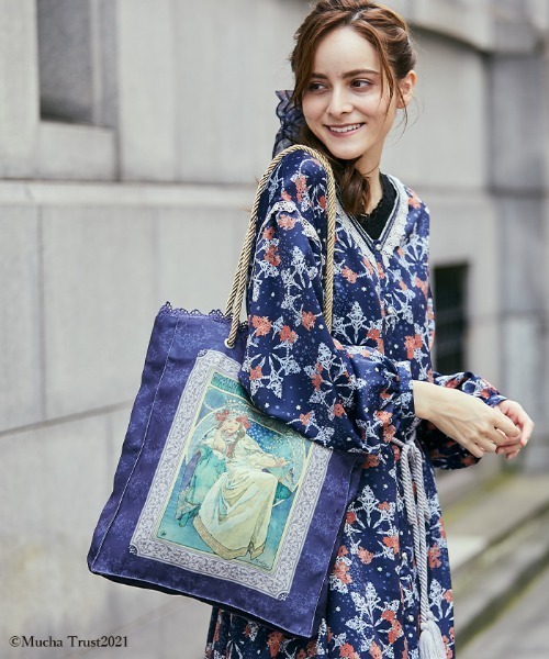 axes femme（アクシーズファム）の「ミュシャ　プリントバッグ（トートバッグ・レディース・ワイン/ネイビー・MEDIUM）」の2枚目の写真