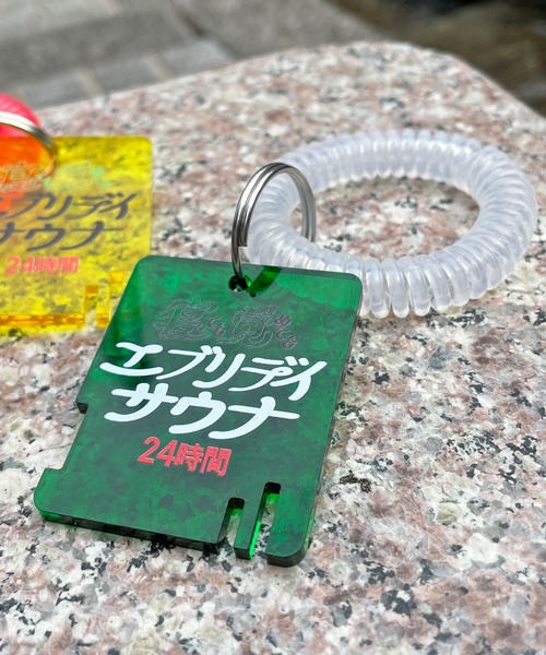 SPINNS(スピンズ)の「サウナモチーフ アクリルキーホルダー(キーホルダー・レディース・A/イエロー/グリーン・ONESIZE)」の1枚目の写真