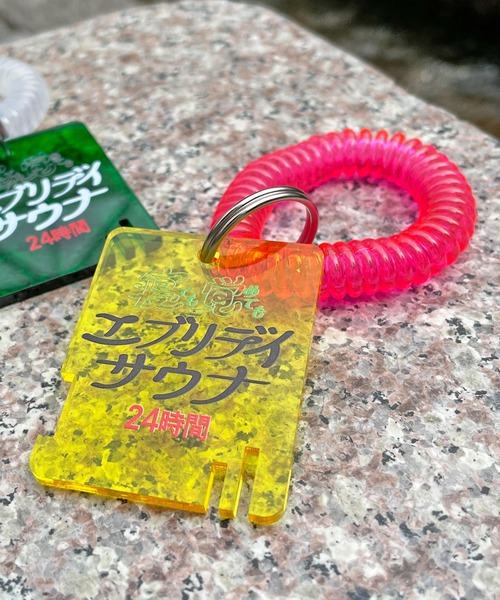 SPINNS(スピンズ)の「サウナモチーフ アクリルキーホルダー(キーホルダー・レディース・A/イエロー/グリーン・ONESIZE)」の3枚目の写真