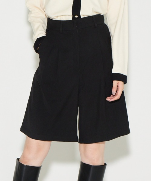 solleim(ソルレム)の「フロントタックバミューダパンツ(その他パンツ・レディース・ブラック/ベージュ・M)」の2枚目の写真