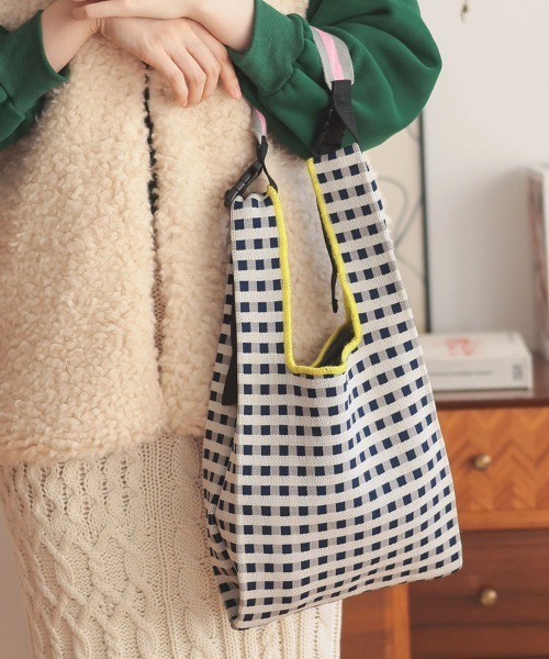 DONOBAN(ドノバン)の「ストラップ付きニットバッグ(ハンドバッグ・レディース・テラコッタ/アイボリー/ブラック/ブルー・F)」の5枚目の写真