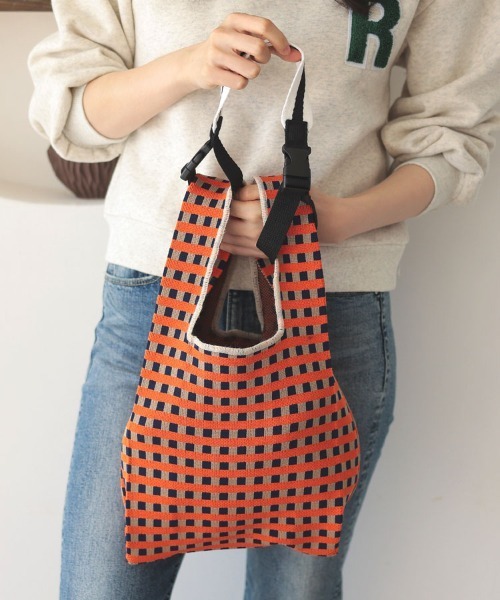 DONOBAN(ドノバン)の「ストラップ付きニットバッグ(ハンドバッグ・レディース・テラコッタ/アイボリー/ブラック/ブルー・F)」の11枚目の写真