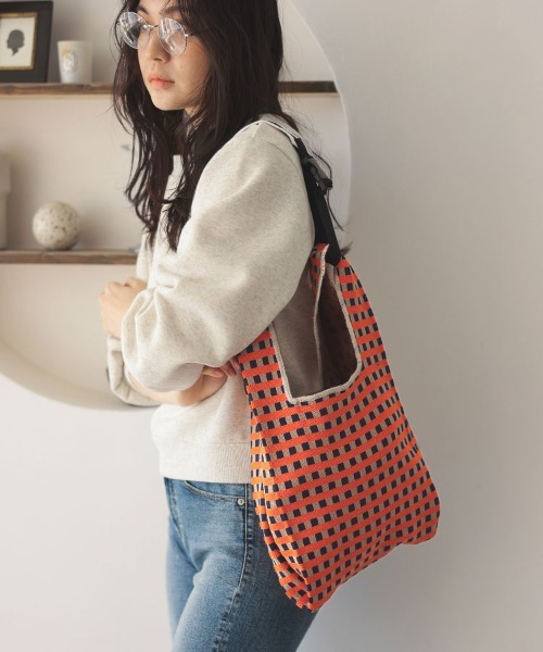 DONOBAN(ドノバン)の「ストラップ付きニットバッグ(ハンドバッグ・レディース・テラコッタ/アイボリー/ブラック/ブルー・F)」の13枚目の写真