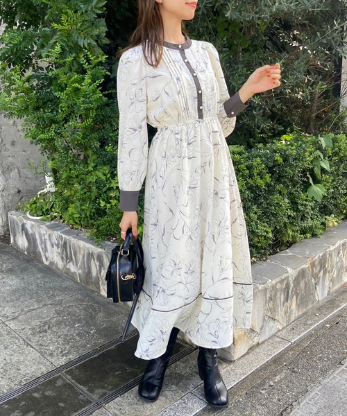 OLIVE des OLIVE（オリーブデオリーブ）の「【WEB限定】ピンタッククレリックワンピース（ワンピース・レディース・オフホワイト/サックスブルー/ライトブラウン・FREE）」の2枚目の写真