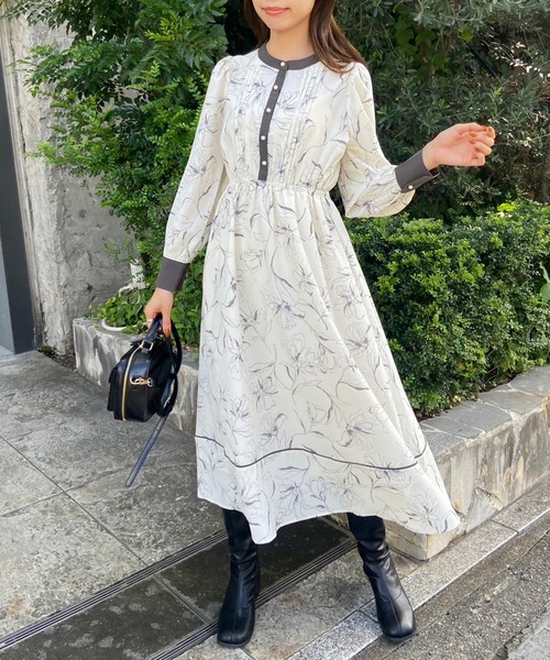 OLIVE des OLIVE（オリーブデオリーブ）の「【WEB限定】ピンタッククレリックワンピース（ワンピース・レディース・オフホワイト/サックスブルー/ライトブラウン・FREE）」の4枚目の写真