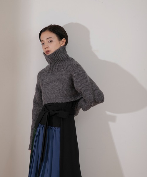 Eimee Law（エイミーロウ）の「バックレースアップショートニット（ニット/セーター・レディース・ライトベージュ/イエロー/ダークグレー/レッド/グリーン・38）」の2枚目の写真