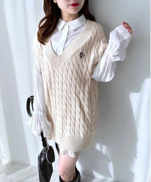 OLIVE des OLIVE（オリーブデオリーブ）の「刺繍入りケーブルベスト（ベスト・レディース・オフホワイト/ベージュ/ネイビー・FREE）」の2枚目の写真