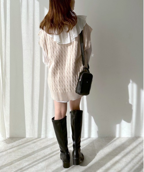 OLIVE des OLIVE（オリーブデオリーブ）の「刺繍入りケーブルベスト（ベスト・レディース・オフホワイト/ベージュ/ネイビー・FREE）」の8枚目の写真