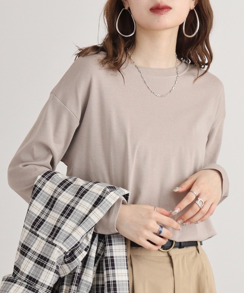atONE（アットワン）の「atONE ラウンドヘム サイドスリット ロングTシャツ 長袖（Tシャツ/カットソー・レディース・ホワイト/ブラック/ピンクベージュ/チャコールグレー/杢グレー/グレイッシュベージュ/カーキ・F）」の5枚目の写真