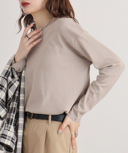 atONE（アットワン）の「atONE ラウンドヘム サイドスリット ロングTシャツ 長袖（Tシャツ/カットソー・レディース・ホワイト/ブラック/ピンクベージュ/チャコールグレー/杢グレー/グレイッシュベージュ/カーキ・F）」の10枚目の写真