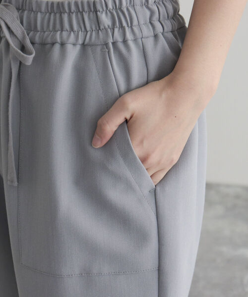 fredy emue（フレディエミュ）の「ダブルクロスジョガーパンツ（その他パンツ・レディース・オフホワイト/ブラック/ライトグレー・38）」の13枚目の写真