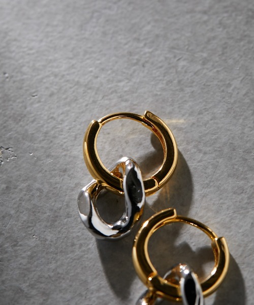 ear PAPILLONNER（イアパピヨネ）の「バイカラー2WAYフープピアス（ピアス（両耳用）・レディース・ゴールド・FREE）」の3枚目の写真
