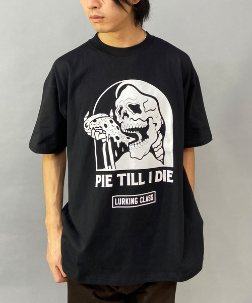 LURKING CLASS（ラーキングクラス）の「【ムラサキスポーツ別注】LURKING CLASS/ラーキングクラス オーバーサイズ グラフィックプリント クルーネックTシャツ/半袖Tシャツ ST23STM08（Tシャツ/カットソー・メンズ・ホワイト/ブラック・XL/M/L）」の2枚目の写真