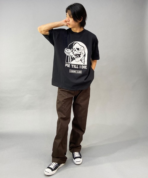 LURKING CLASS（ラーキングクラス）の「【ムラサキスポーツ別注】LURKING CLASS/ラーキングクラス オーバーサイズ グラフィックプリント クルーネックTシャツ/半袖Tシャツ ST23STM08（Tシャツ/カットソー・メンズ・ホワイト/ブラック・XL/M/L）」の10枚目の写真