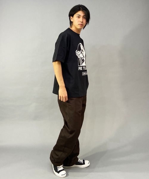 LURKING CLASS（ラーキングクラス）の「【ムラサキスポーツ別注】LURKING CLASS/ラーキングクラス オーバーサイズ グラフィックプリント クルーネックTシャツ/半袖Tシャツ ST23STM08（Tシャツ/カットソー・メンズ・ホワイト/ブラック・XL/M/L）」の4枚目の写真