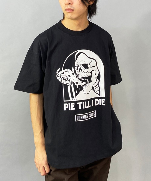 LURKING CLASS（ラーキングクラス）の「【ムラサキスポーツ別注】LURKING CLASS/ラーキングクラス オーバーサイズ グラフィックプリント クルーネックTシャツ/半袖Tシャツ ST23STM08（Tシャツ/カットソー・メンズ・ホワイト/ブラック・XL/M/L）」の5枚目の写真