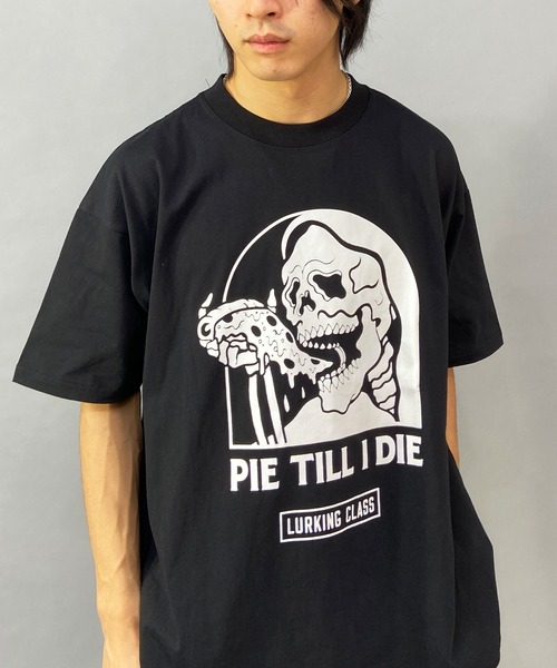 LURKING CLASS（ラーキングクラス）の「【ムラサキスポーツ別注】LURKING CLASS/ラーキングクラス オーバーサイズ グラフィックプリント クルーネックTシャツ/半袖Tシャツ ST23STM08（Tシャツ/カットソー・メンズ・ホワイト/ブラック・XL/M/L）」の17枚目の写真